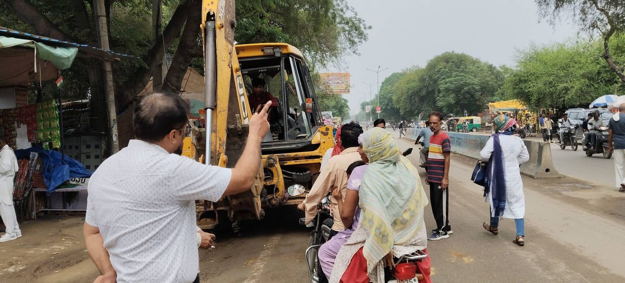 Sanitation workers on garbage collection: Strike forced by circumstances.Sanitation workers on garbage collection: Strike forced by circumstances.