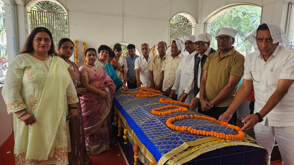 फोटो 2 नरवाना। संस्थान में मौजूद पीर बाबा की मजार पर चादर चढ़ाते हुए संस्था प्रबंधन समिति सदस्य