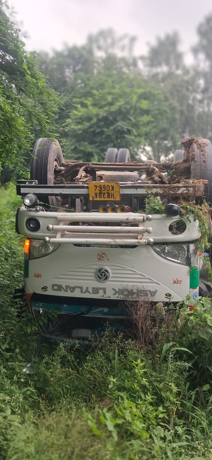 फोटो - 24 खंदक में पड़ा ट्रक। संवाद