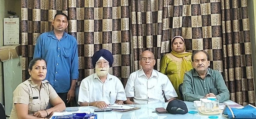 फोटो 24जेएनडी02-समझौता करवाने के बाद कार्यालय में मौजूद शिकायकर्ता, आरोपी और कम्युनिटी लाइजनिं
