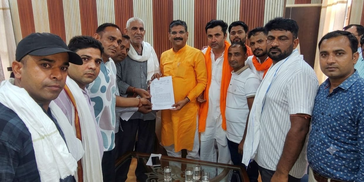 Contractual electricity employees demanded job security, equal pay and service facilities.