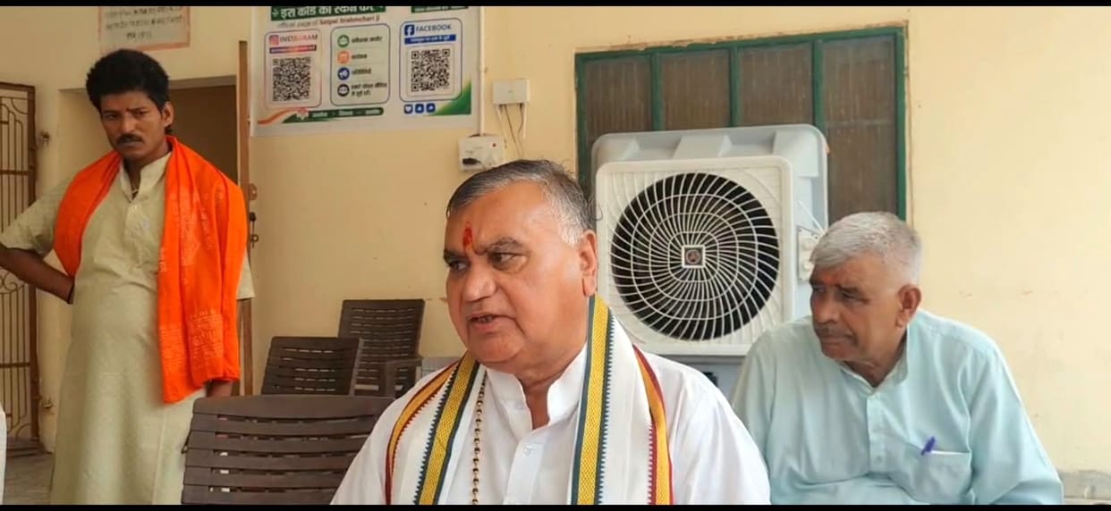 Satpal Brahmachari came to Deepender Hooda's defense, saying, "Till yesterday, he was looking at the almanac, today he is finding faults in Hooda."