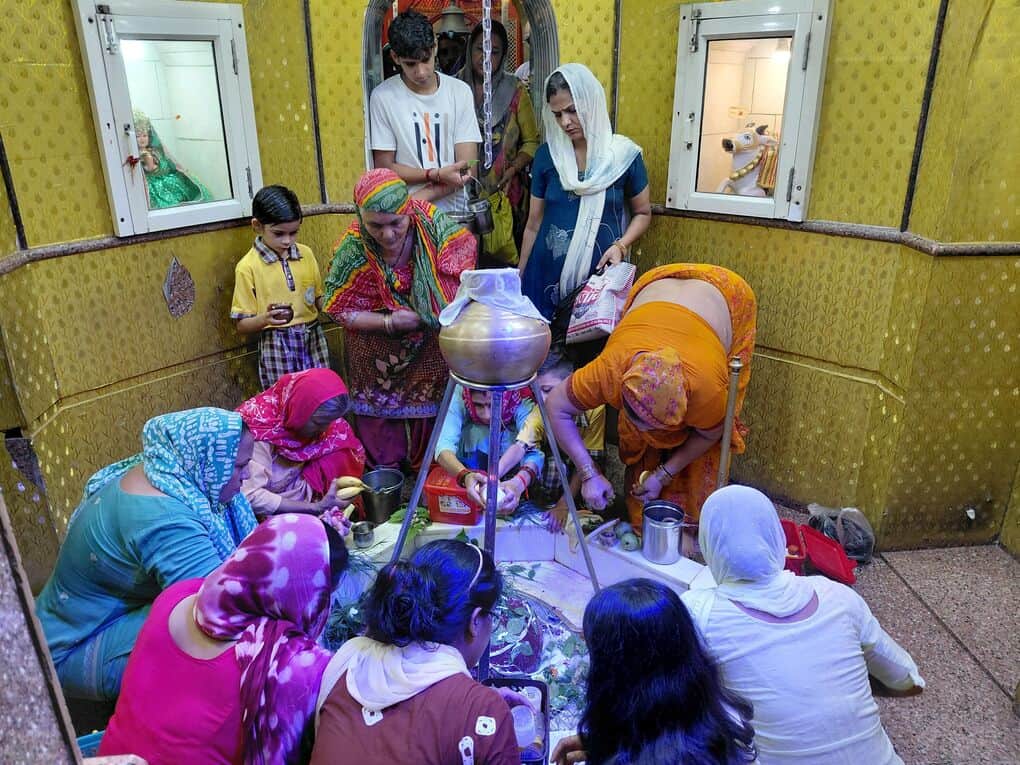 The ancient Shiva temple reverberated with chants of Har Har Mahadev, devotees performed Jalabhishek.