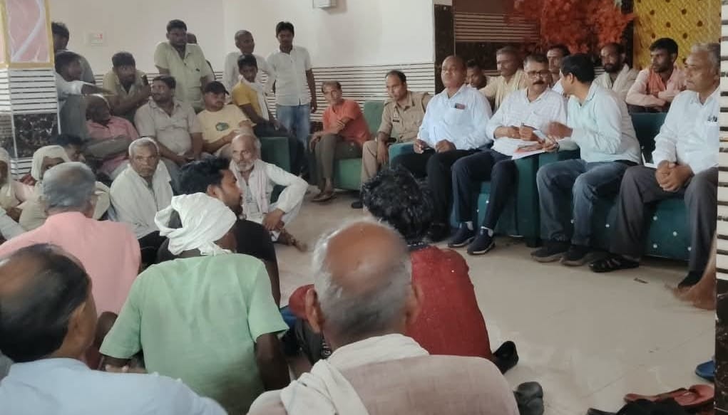 फोटो 25 एचएएमपी 26- बुंदेलखंड औद्योगिक गलियारे की बैठक में मौजूद किसान और अधिकारी। संवाद