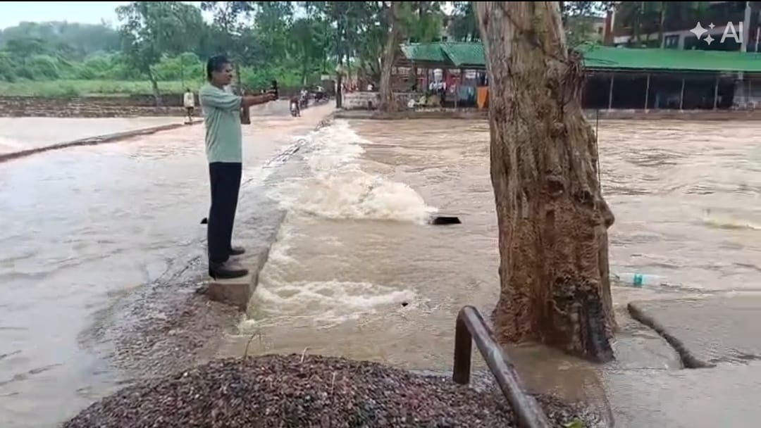 Water level of Mandakini River rises again; panic at Ramghat.Water level of Mandakini River rises again; panic at Ramghat.