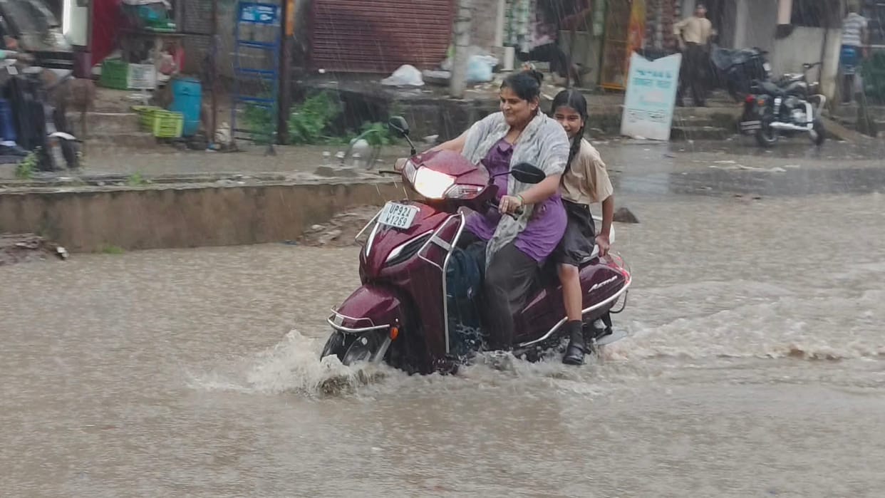 90 mm of rainfall leads to waterlogging on roads; a deluge of water is seen.