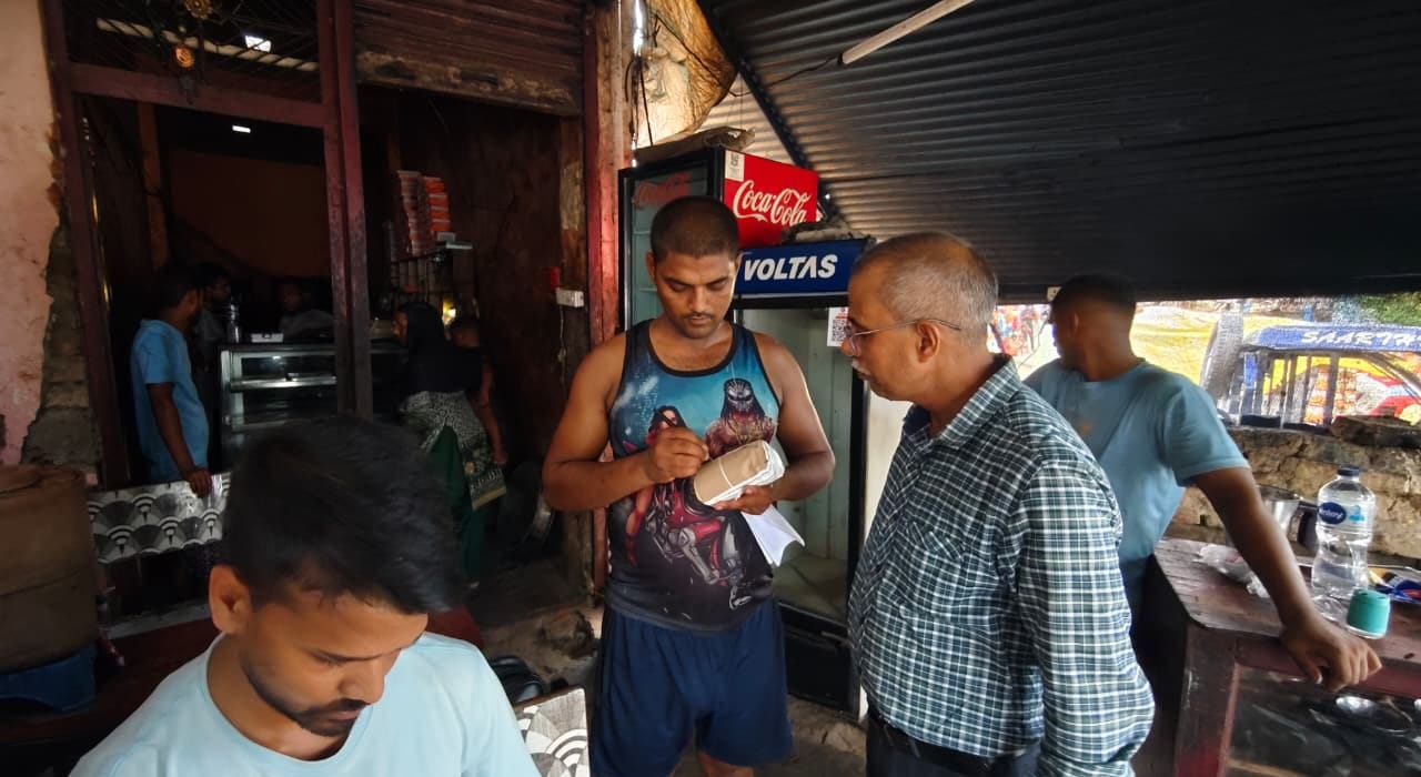 फोटो 27 बलरामपुर के मथुरा बाजार में दुकान का निरीक्षण करती टीम। स्रोत विभाग