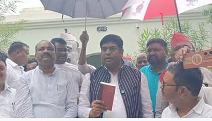 फोटो - 29 कलेक्ट्रेट में धरना देते बिहार के पूर्व मंत्री मुकेश सहनी। संवाद