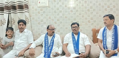 फोटो-6-बलरामपुर में पूर्व नगर पालिका अध्यक्ष के आवास पर बैठक को संबोधित करते बसपा प्रदेश अध्यक