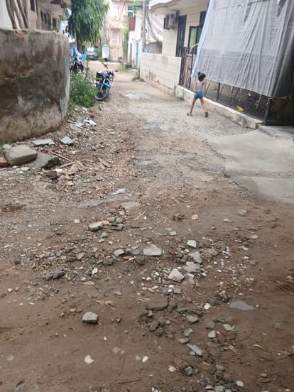 फोटो 6 हाउसिंग बोर्ड कॉलोनी में टूटी सड़क।स्राेत: कॉलोनीवासी