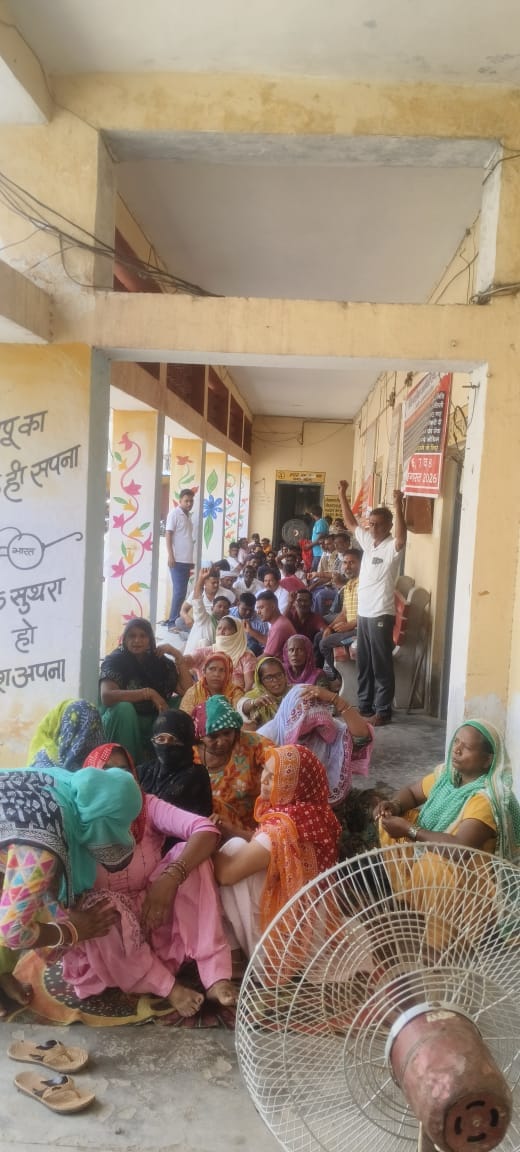 फोटो 6 नरवाना। धरने पर बैठे सफाई कर्मचारी। स्रोत कर्मचारी।