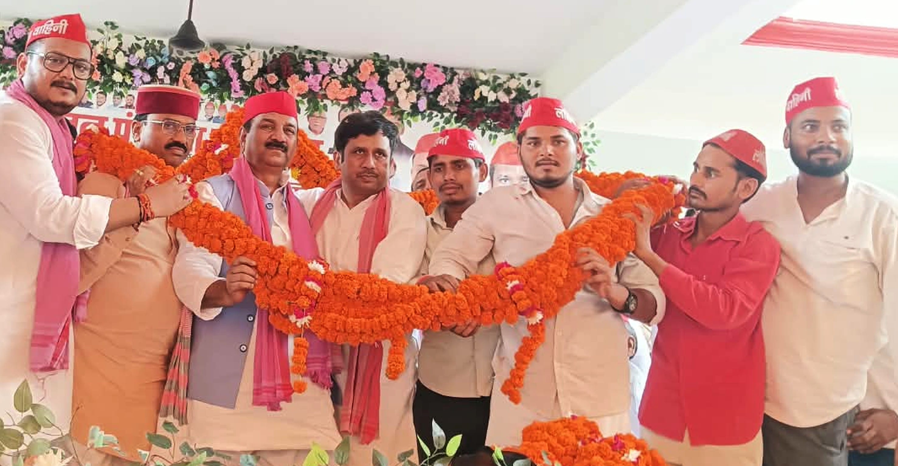 फोटो-8-बलरामपुर के सपा कार्यालय पर प्रदेश अध्यक्ष का माला पहनाकर स्वागत करते लोग।-संवाद