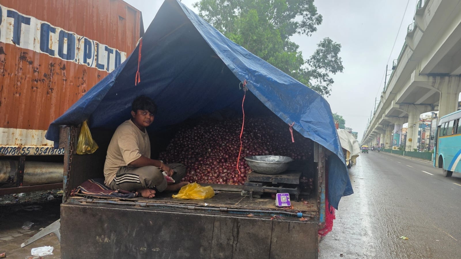 -फोटो 82 : दिल्ली-रोहतक रोड पर ट्राली में बिक्री के लिए रखी प्याज। संवाद