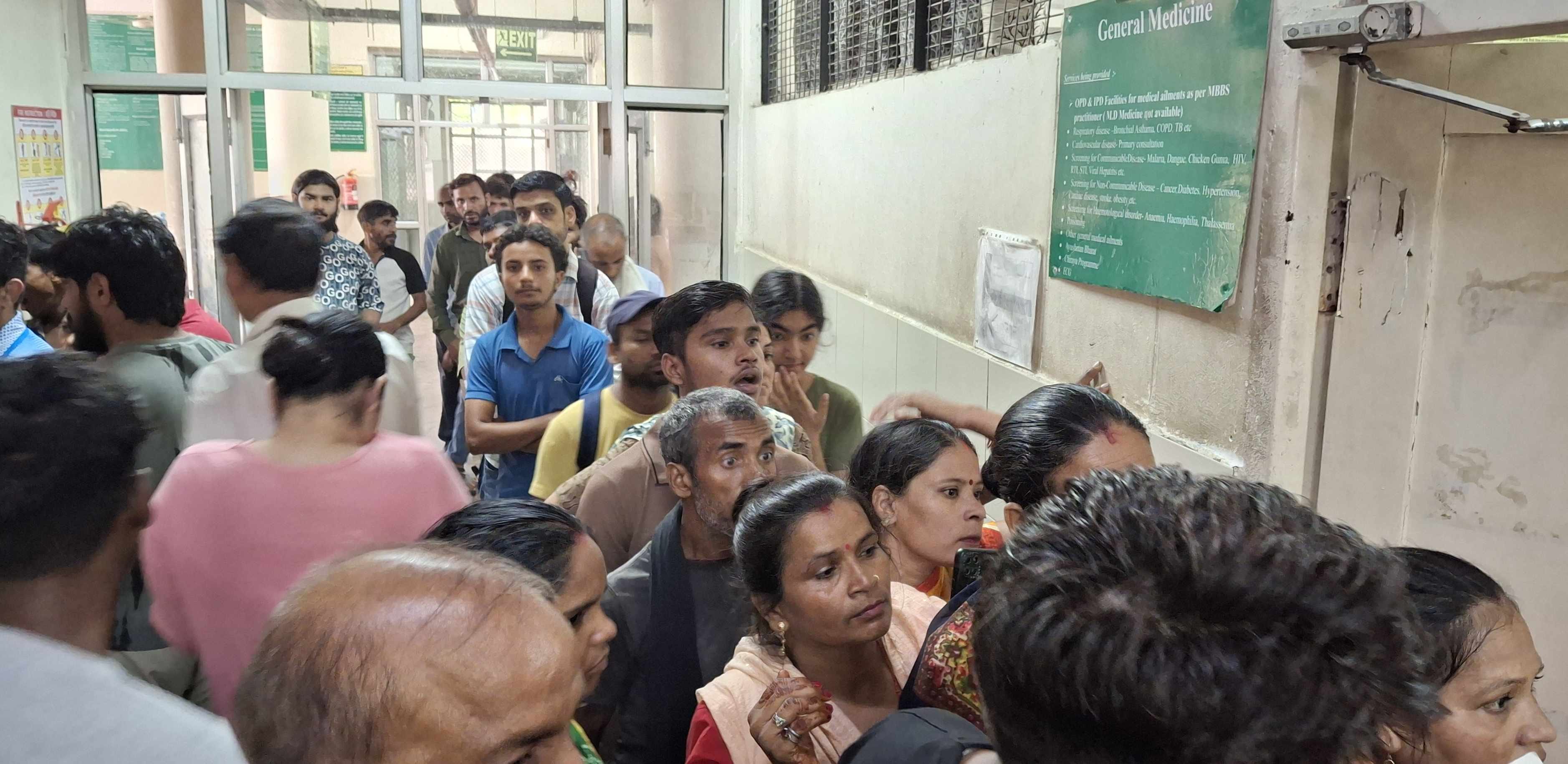 -फोटो 84 : बहादुरगढ़ सिविल अस्पताल में इलाज के लिए पहुंचे लोग। संवाद