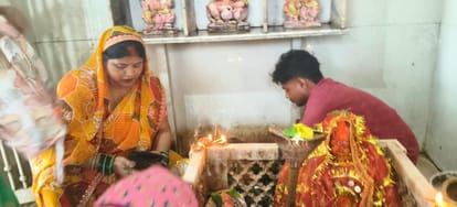फोटो कैप्शन करछना के कुशगढ़ स्थित प्राचीन शिवमंदिर में सावन के अंतिम सोमवार पर जलाभिषेक करते श