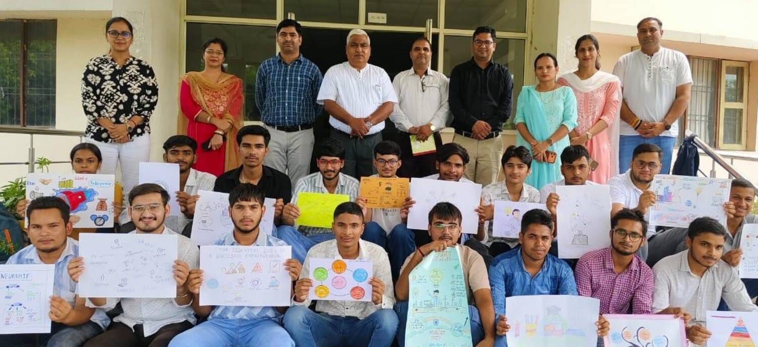फोटो - राजकीय कॉलेज बड़ौता में पोस्टर दिखाते हुए विद्यार्थियों के साथ शिक्षक। स्रोत - प्रवक्ता