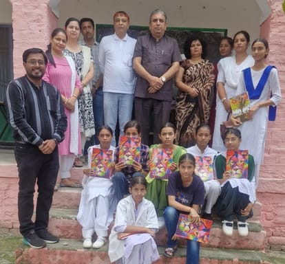 फोटो - राजकीय कन्या स्कूल में विजेता छात्राओं के साथ बीईओ बलजीत गहलावत व अन्य शिक्षक। स्रोत - प