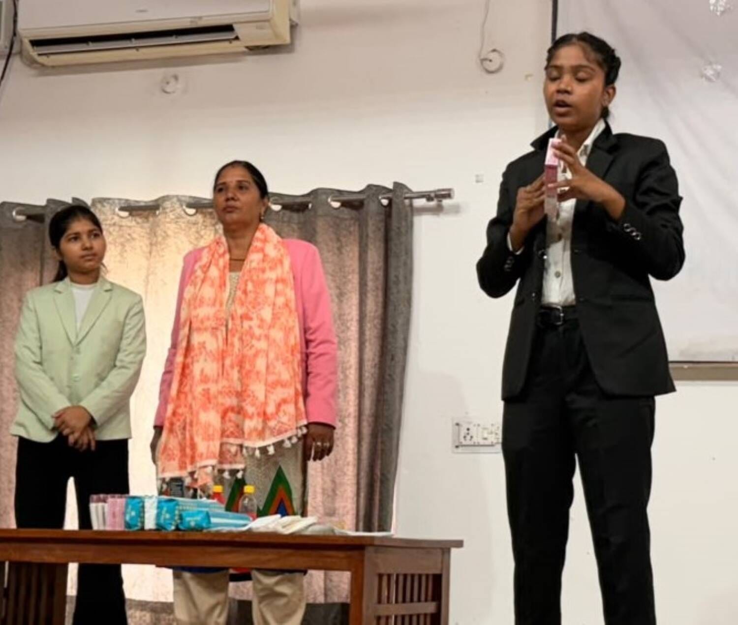 फोटो - राजकीय महिला कॉलेज में सेमिनार में छात्राओं को जानकारी देती हुई। स्रोत - प्रवक्ता