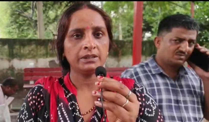 फोटो :: सोनीपत के नागरिक अस्पताल में छात्र की मां व साथ में मामा। संवाद