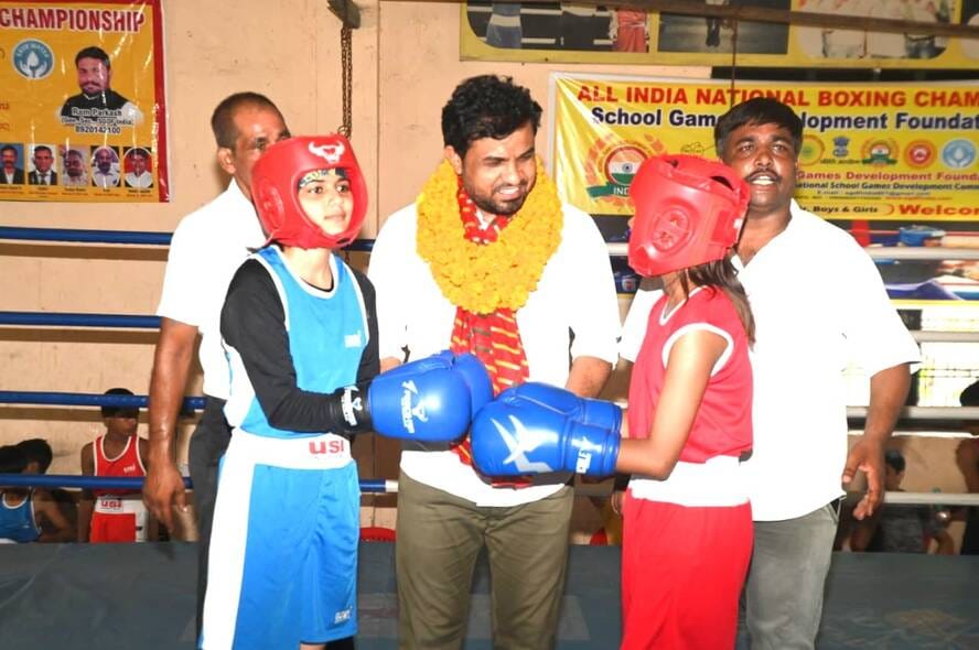 फोटो : सोनीपत के नगरपालिका स्टेडियम, गन्नौर में आयोजित चैंपियनशिप के दौरान मुक्केबाजों के हाथ 