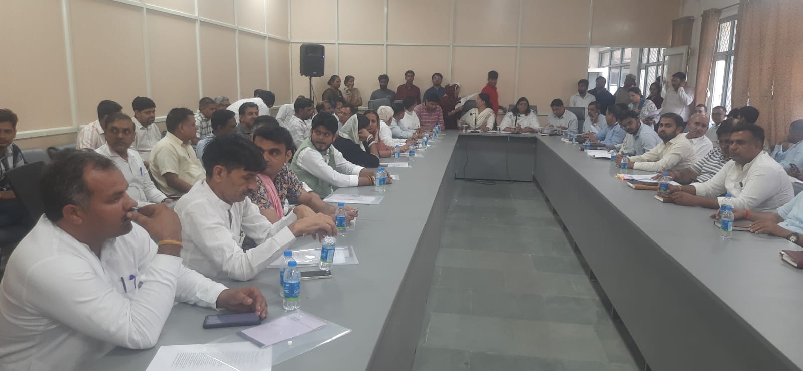 फोटो: सोनीपत में गोहाना रोड स्थित जिला परिषद कार्यालय में हुई बैठक मे मौजूद जिला पार्षद। संवाद