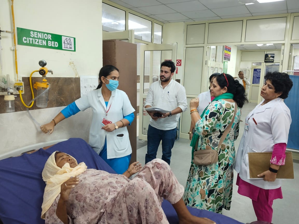 फतेहाबाद के नागरिक अस्पताल में निरीक्षण करती हुई कायाकल्प टीम संवाद