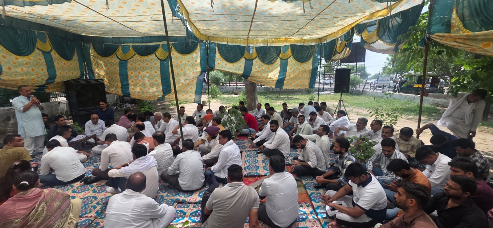 फतेहाबाद। लघुसचिवालय के बाहर धरने को संबोधित करते वक्ता। संगठन