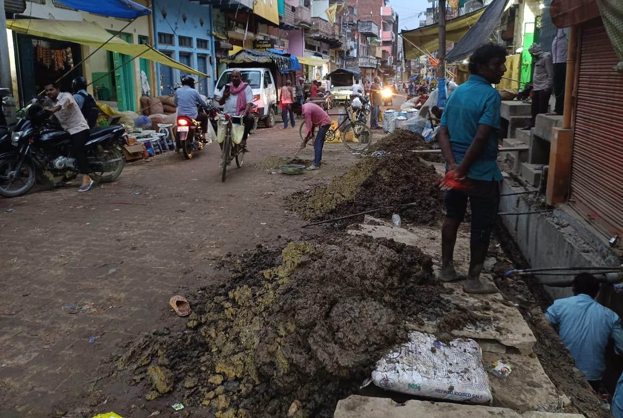 Crores in trade at the mandi, yet the road is in a state of utter neglect