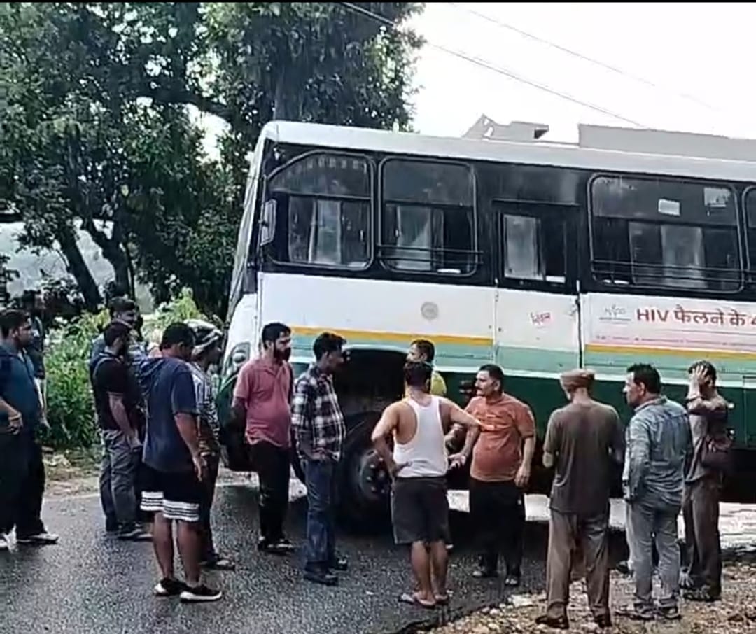 Danda-Amboya-Rajpur road in poor condition; bus narrowly escapes overturning.
