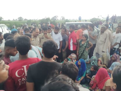 गांव गोपी में जीटी रोड पर जाम लगा रहे लोगों को समझाते पुलिसकर्मी। स्रोत : वीडियोग्रैब 