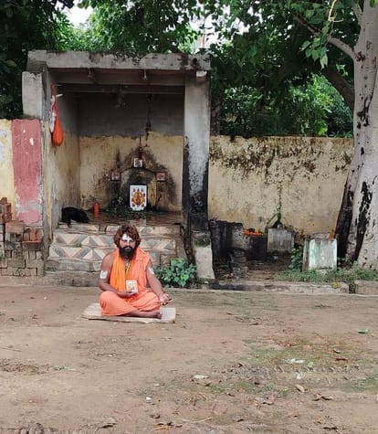 गांव रायपुर में पानी की सप्लाई की मांग को लेकर धरने पर बैठे संत। स्रोत : स्वयं