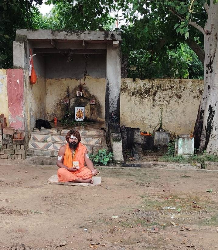 Mahant on hunger strike for drinking water in Raipur.