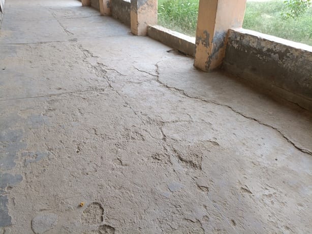 Childhood in the shadow of the school's cracks