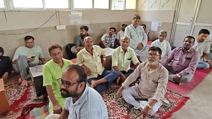 गयाजी रजिस्ट्री कार्यालय परिसर में पेपरलेस रजिस्ट्री के विरोध में आयोजित बैठक।