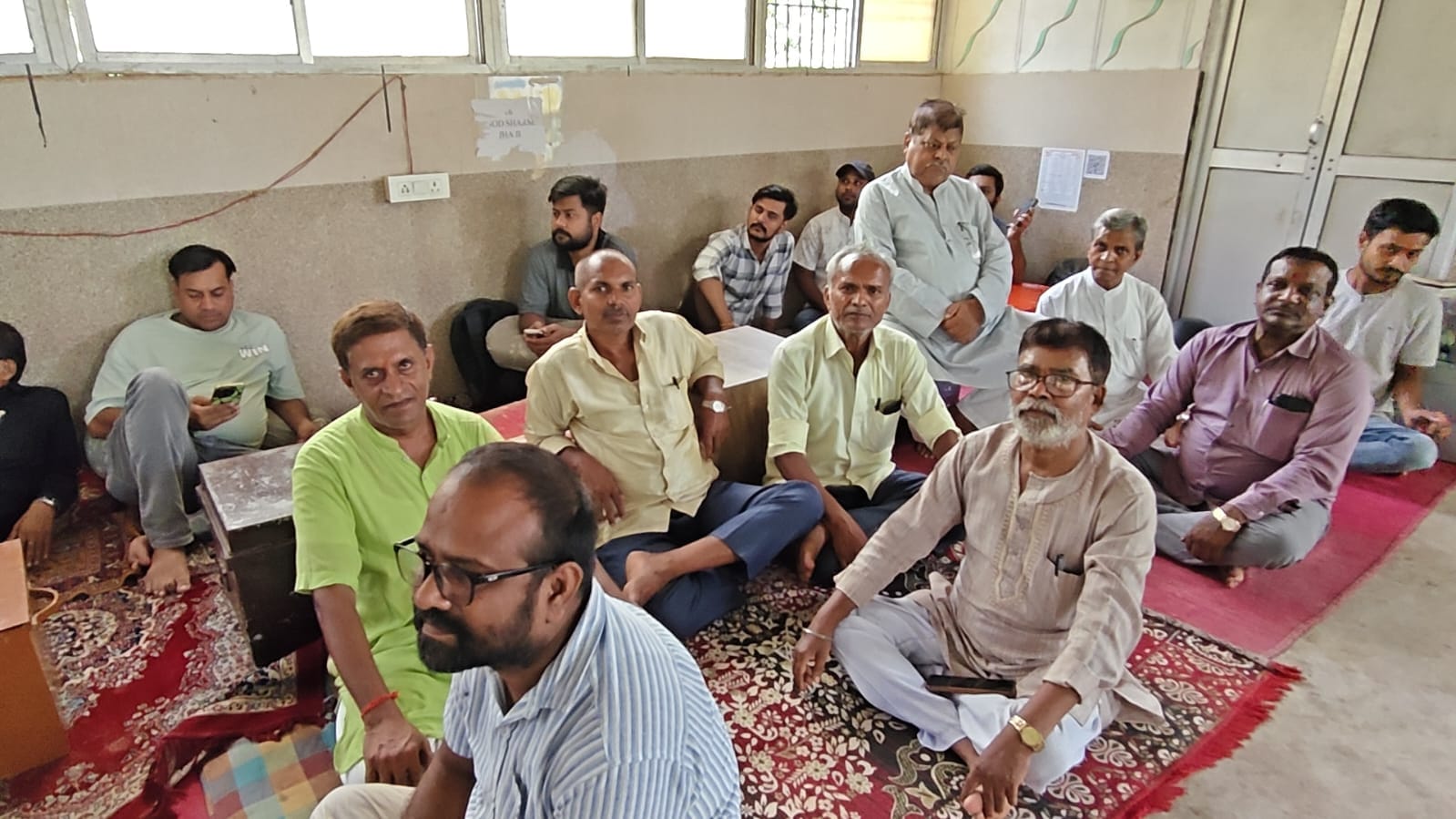 गयाजी रजिस्ट्री कार्यालय परिसर में पेपरलेस रजिस्ट्री के विरोध में आयोजित बैठक।