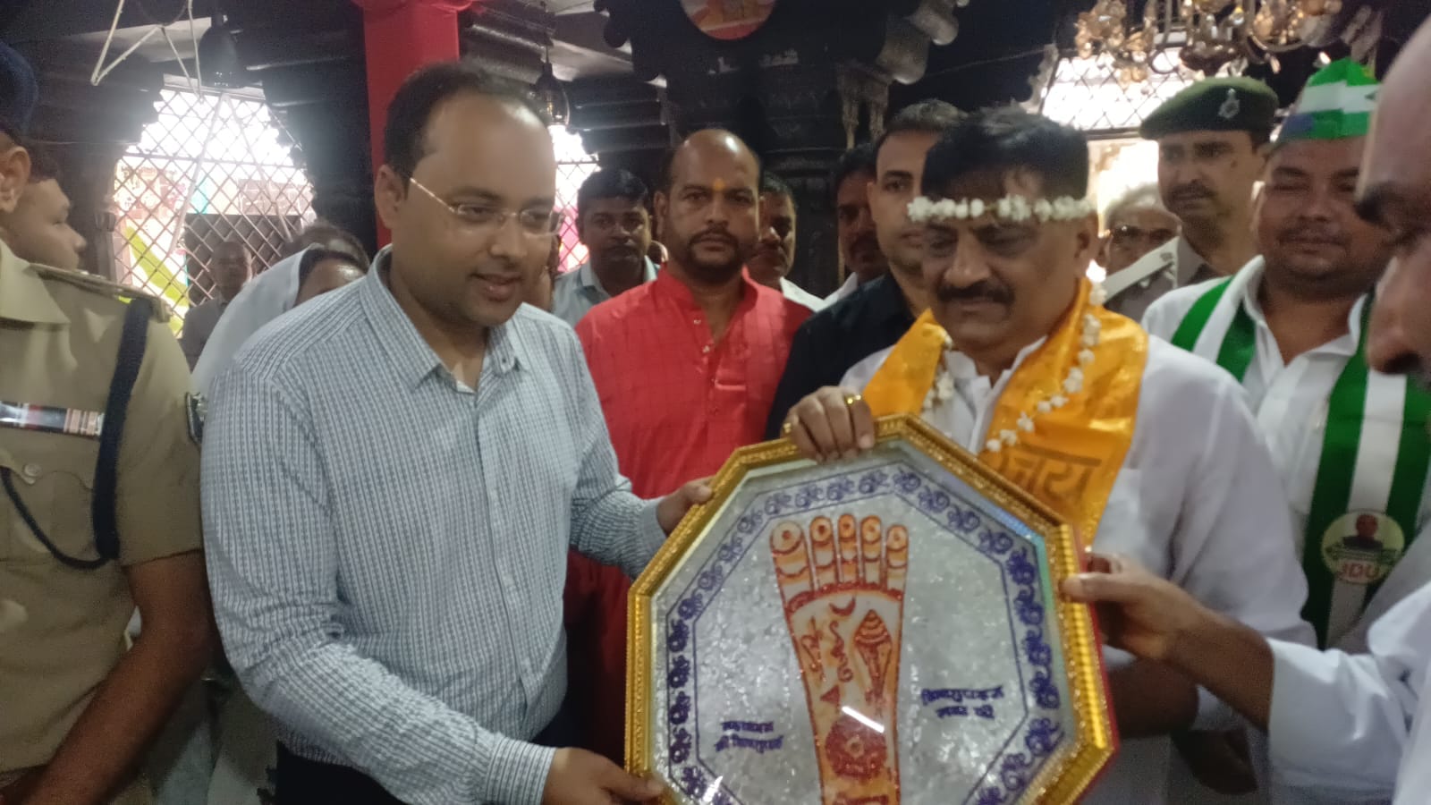 गयाजी में विष्णुपद मंदिर में पूजा-अर्चना के बाद जदयू के वरिष्ठ नेता एवं संसदीय स्थायी समिति के