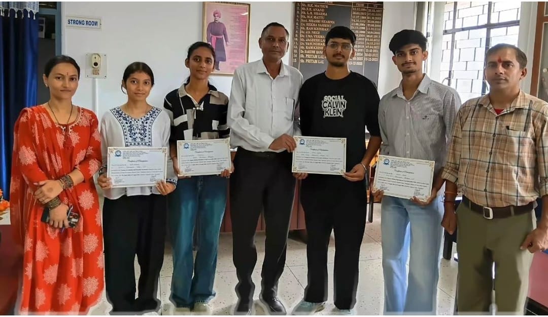 घुमारवीं कॉलेज के एनएसएस स्वयंसेवियों को राष्ट्रीय कार्यक्रमों में भाग लेने पर सम्मानित करते हु