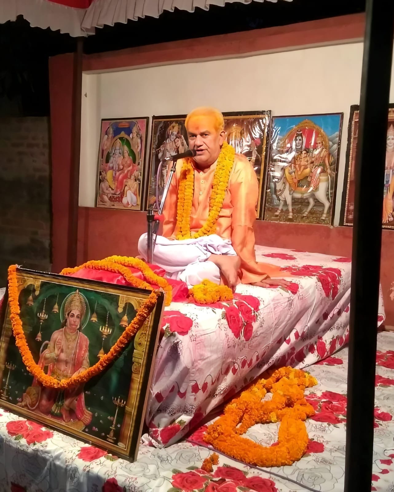 घनश्यामपुर बाजार में चल रही श्री राम कथा में श्रोताओं को संबोधित करते डॉ मदन मोहन मिश्र। संवाद
