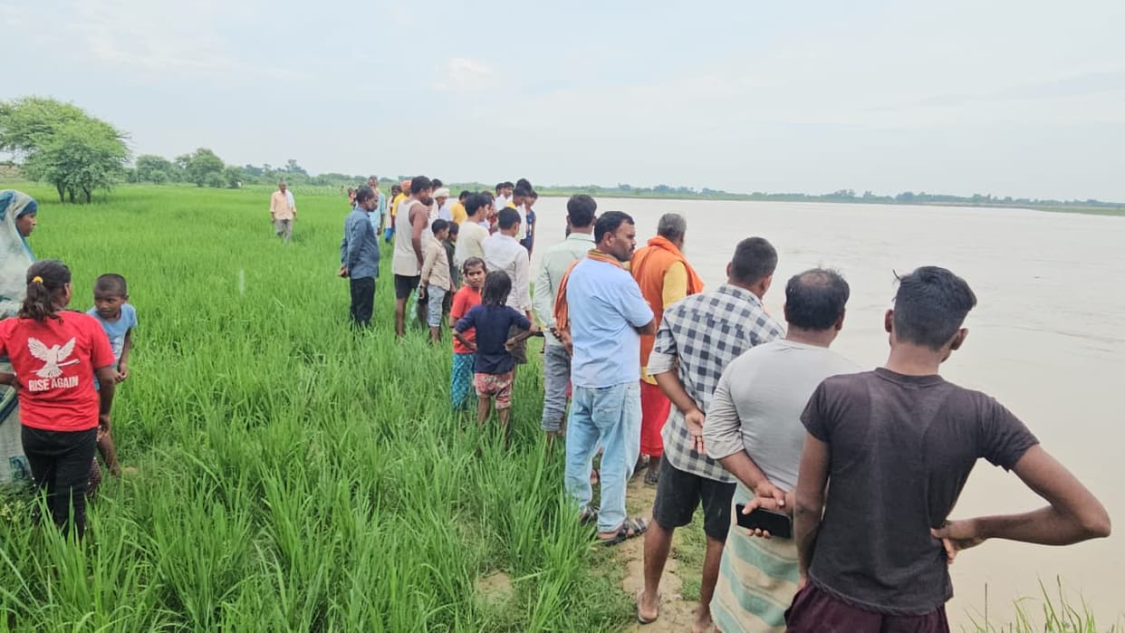 Slipper found on the banks of the Rapti River; teenage girl missing.