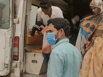 घायल बच्चों को जिला अस्पताल लेकर पहुंचे परिजन।