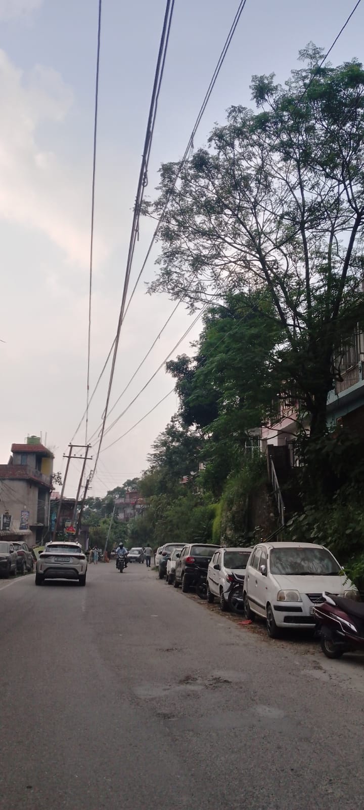 हाईवे पर झूलती बिजली तारें। संवाद।