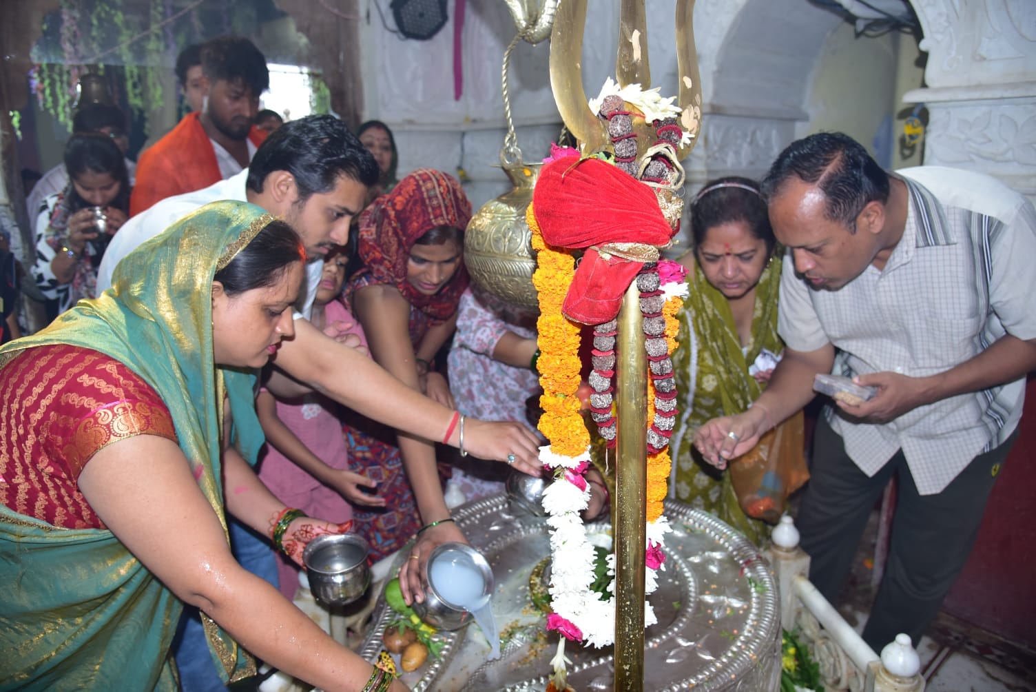 हनुमानधाम पर मनकामेश्वर महादेव मंदिर में जलाभिषेक करते श्रद्धालु। संवाद