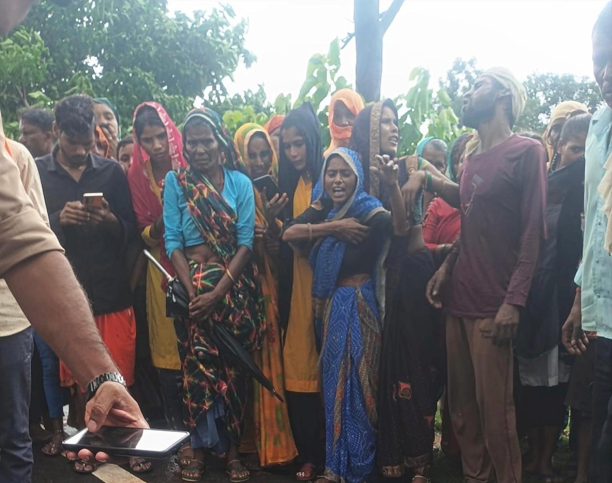 हादसे में बालक की मौत के बाद बिलखते परिजन व जमा लोग।