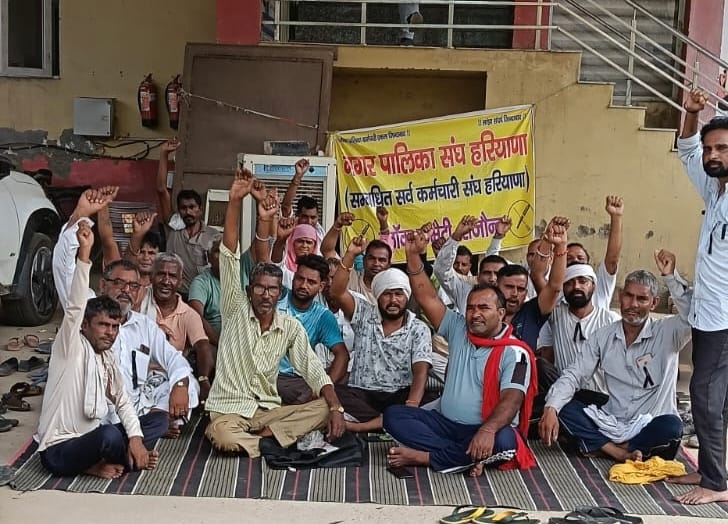 Sanitation workers' strike continues for the 20th day; they will register their protest by wearing black badges.
