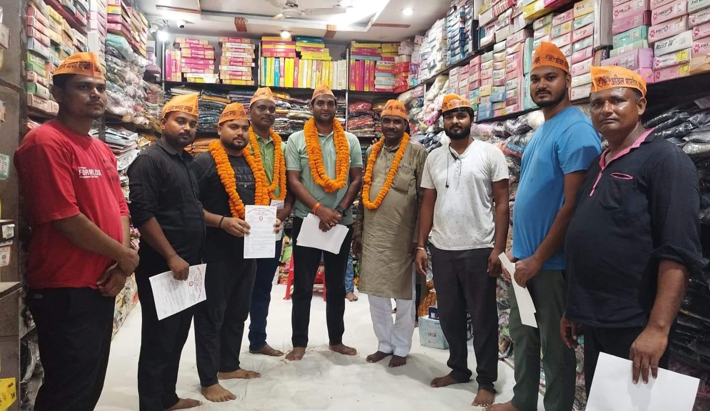 इलिया के सैदूपुर में अखिल भारतीय उद्योग व्यापार मंडल के नवनियुक्त पदाधिकारी। स्रोत:-जागरूक पाठ