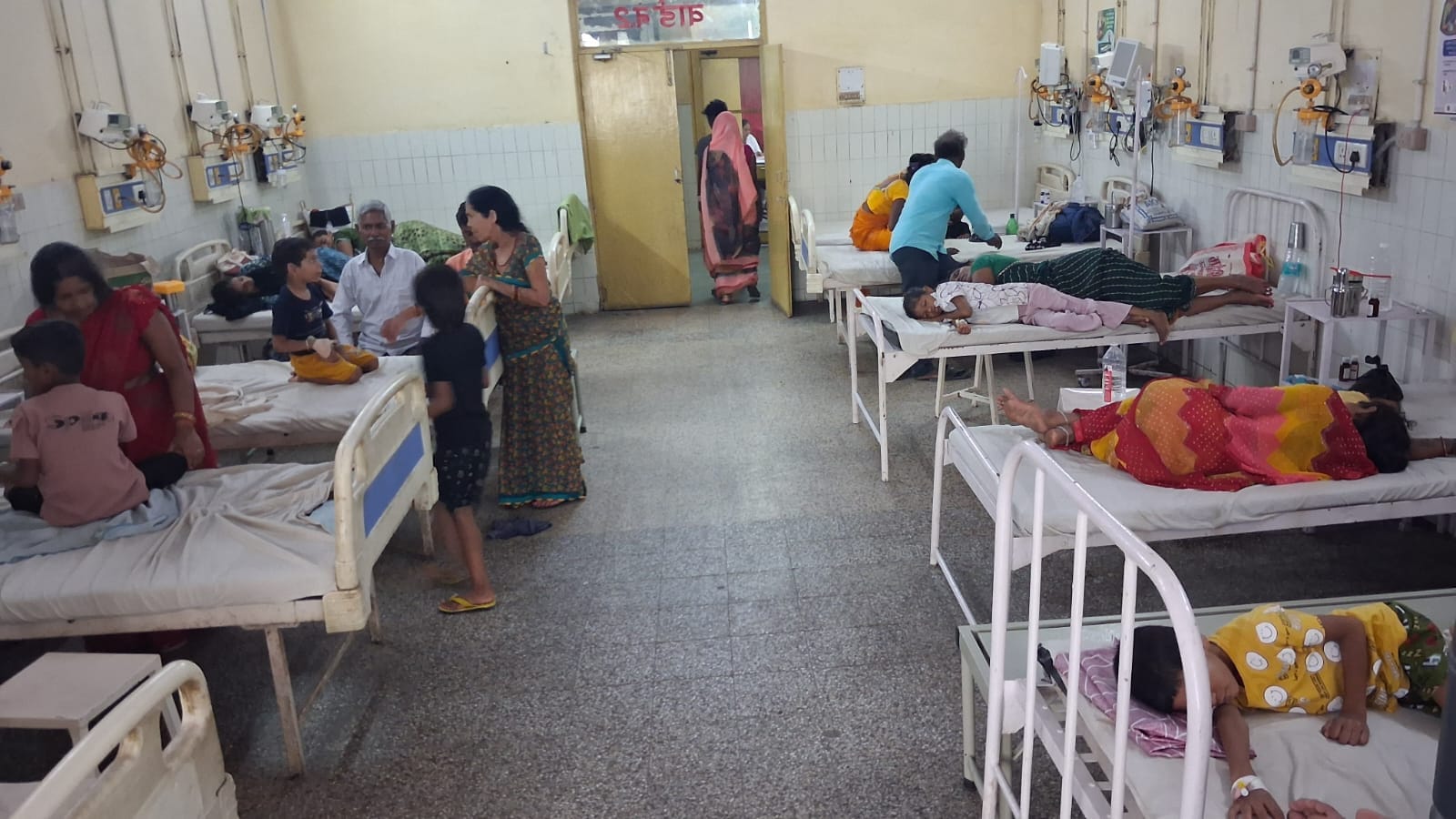 जिला अस्पताल के चिल्ड्रेन वार्ड में भर्ती बच्चे संवाद