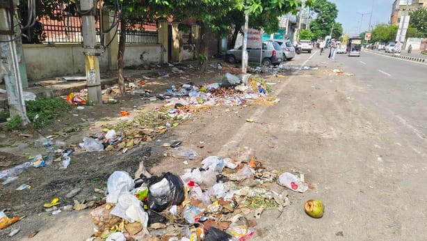 जाट कालेज के सामने पड़ा कचरा। संवाद