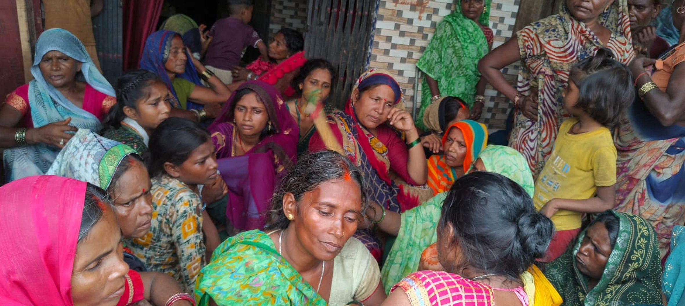जायस के पूरे अजीम वार्ड पांच में गमगीन मृतक के परिजन। स्रोत: ग्रामीण