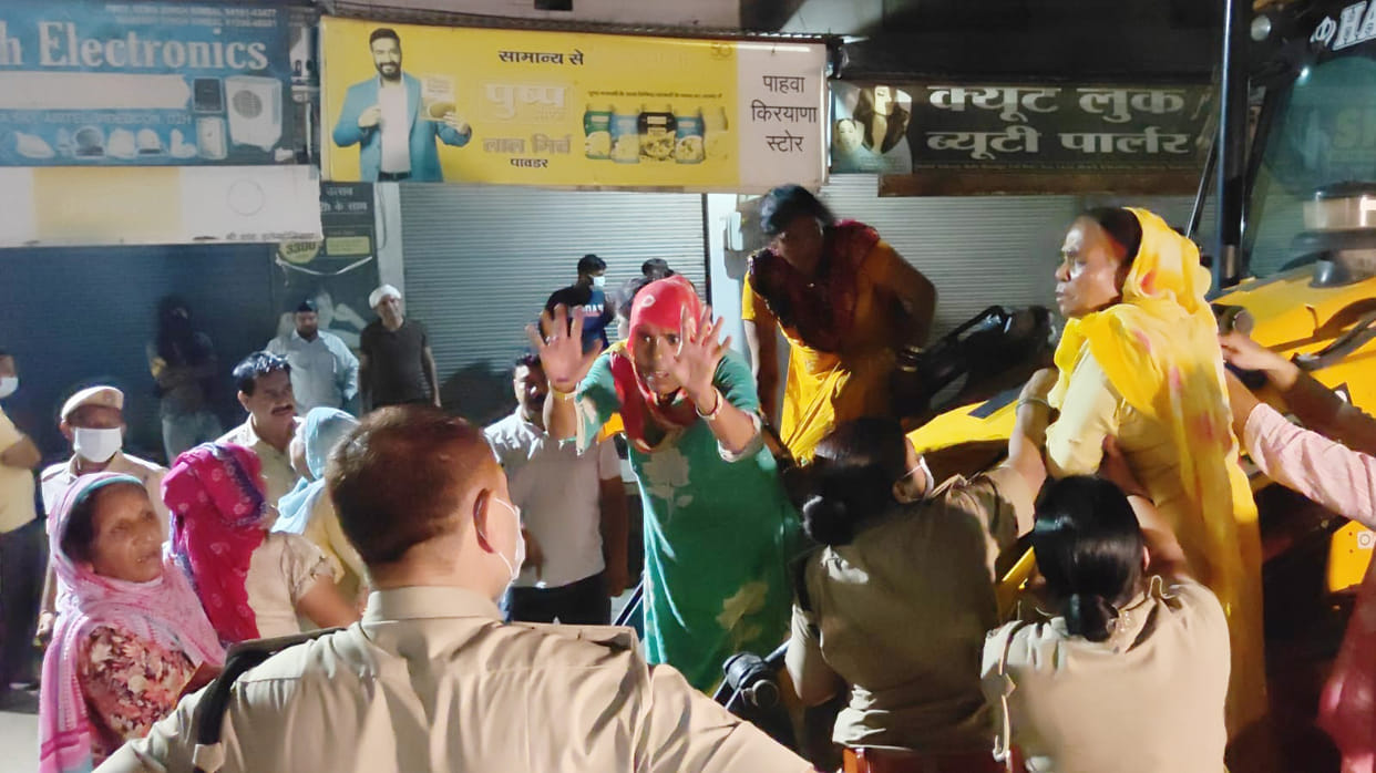 Garbage removed with police assistance amidst protests by sanitation workers