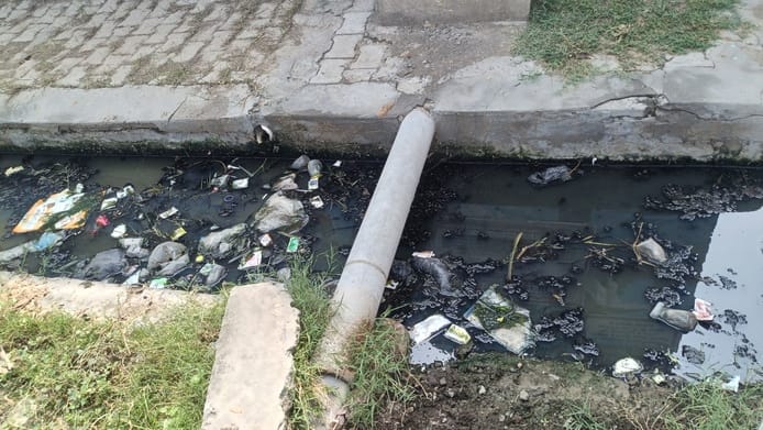 कंडेला 31,कीचड़ के भरे नाले ओर पनपते मच्छर मक्खी02 संवाद
